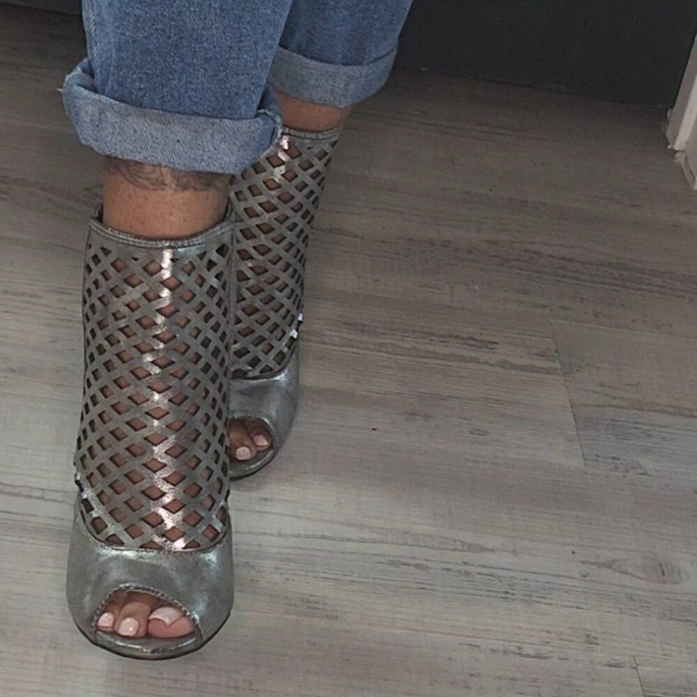 Metallic Silver Peekaboo Lattice Heels Size 8 - Picture 2 of 6